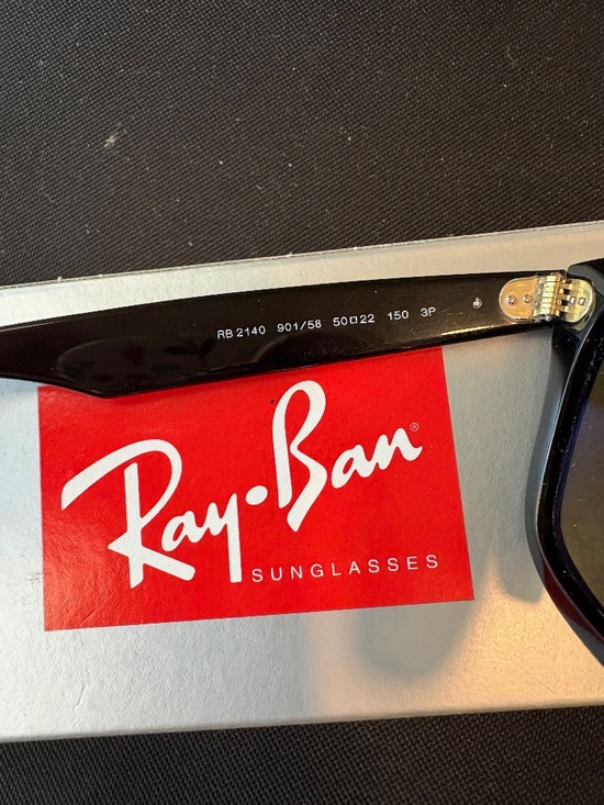 Ray-Ban Original Wayfarer polarized sunglasses (RB2140). Black frame/green lens main image 5